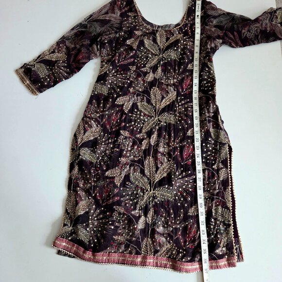 Embroidered silk East Indian kurta with floral design. - Picture 7 of 10
